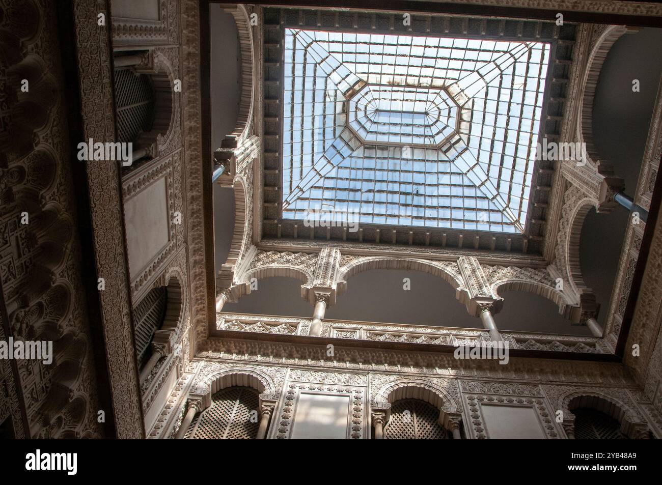 Dekorierte Decke im Königlichen Alcazar von Sevilla, Andalusien, Spanien, Europa / Detail des echten Alcázar de Sevilla. Spanien Stockfoto