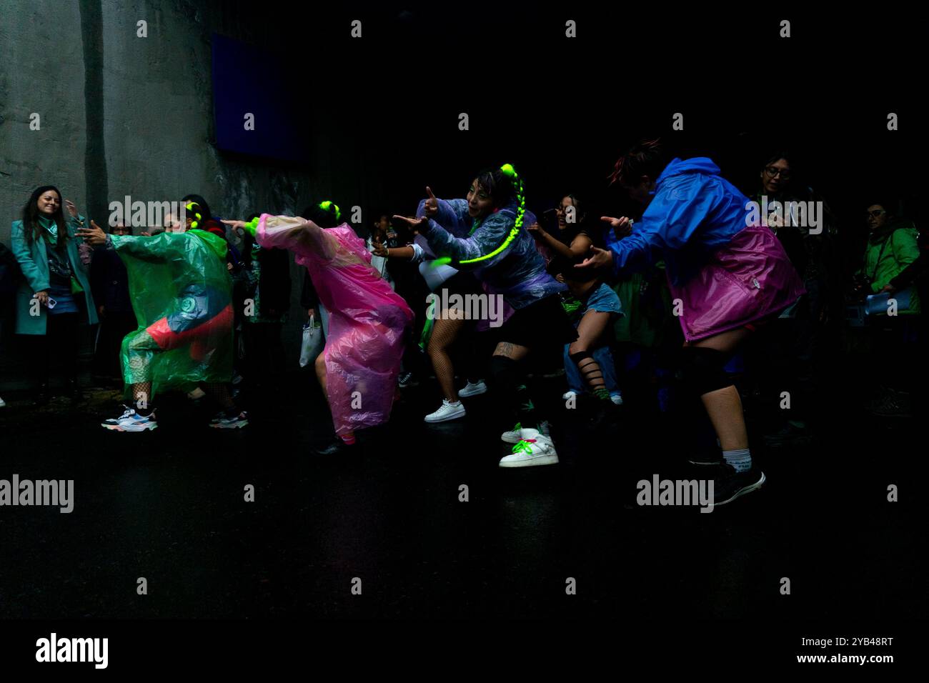 Quito, Pichincha, Ecuador. September 2024. Während der Demonstration spielen Demonstranten zum Thema Abtreibung. Verschiedene feministische Kollektive marschieren in den Straßen von Quito, um gegen die Diskriminierung von Abtreibung zu protestieren. Trotz der historischen Entscheidung des ecuadorianischen Verfassungsgerichts, Abtreibungen zu entkriminalisieren, verlief die Umsetzung der Entkriminalisierung langsam und stieß auf politischen und sozialen Widerstand. (Credit Image: © Veronica Lombeida/SOPA Images via ZUMA Press Wire) NUR REDAKTIONELLE VERWENDUNG! Nicht für kommerzielle ZWECKE! Stockfoto