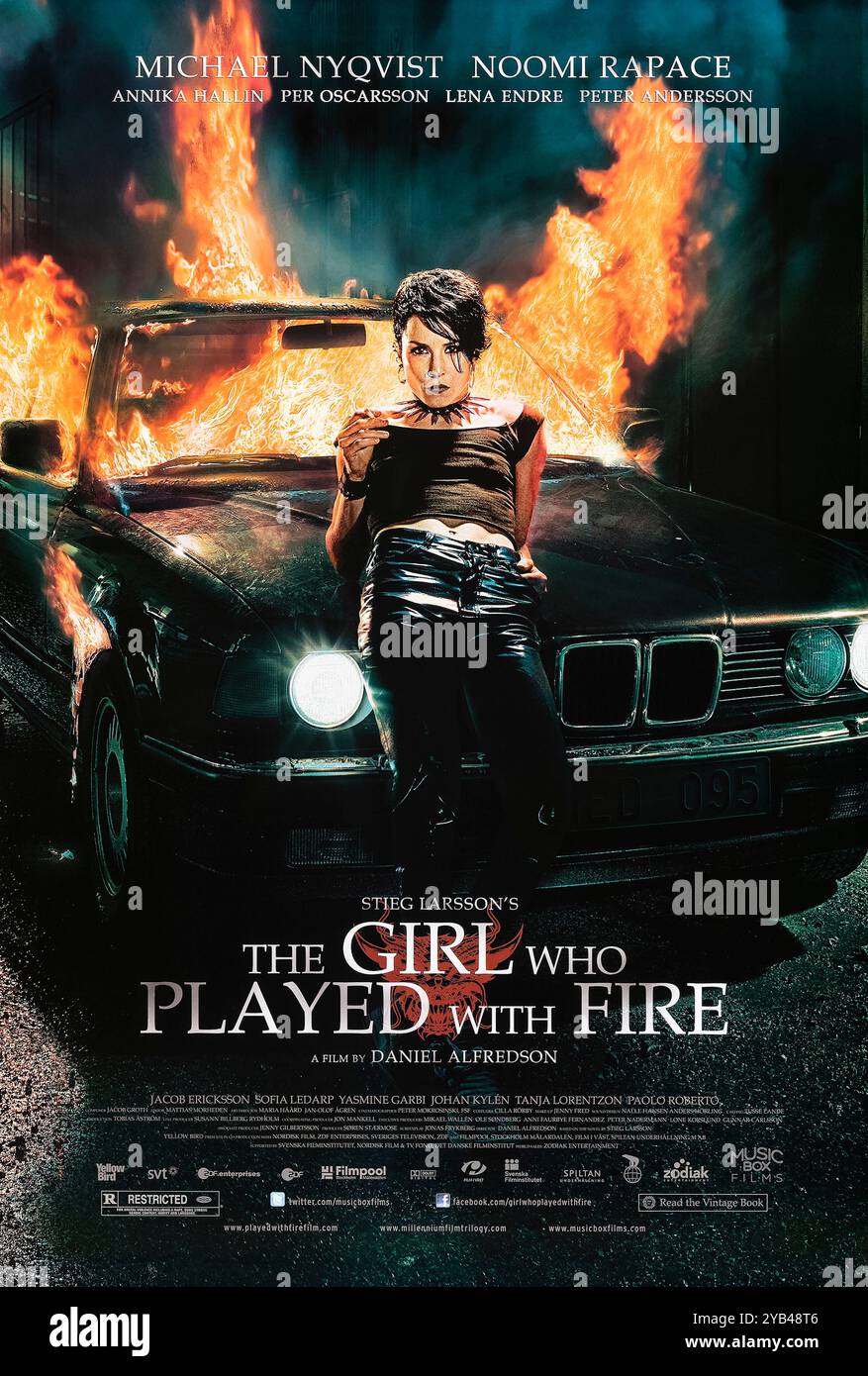 The Girl Who Played with Fire (2009) von Daniel Alfredson mit Noomi Rapace, Michael Nyqvist und Lena Endre. Lisbeth Salander wird in eine Morduntersuchung mit ihrer Vergangenheit hineingezogen. US-Poster mit einem Blatt ***NUR FÜR REDAKTIONELLE ZWECKE***. Beschreibung: BFA / Music Box Films Stockfoto