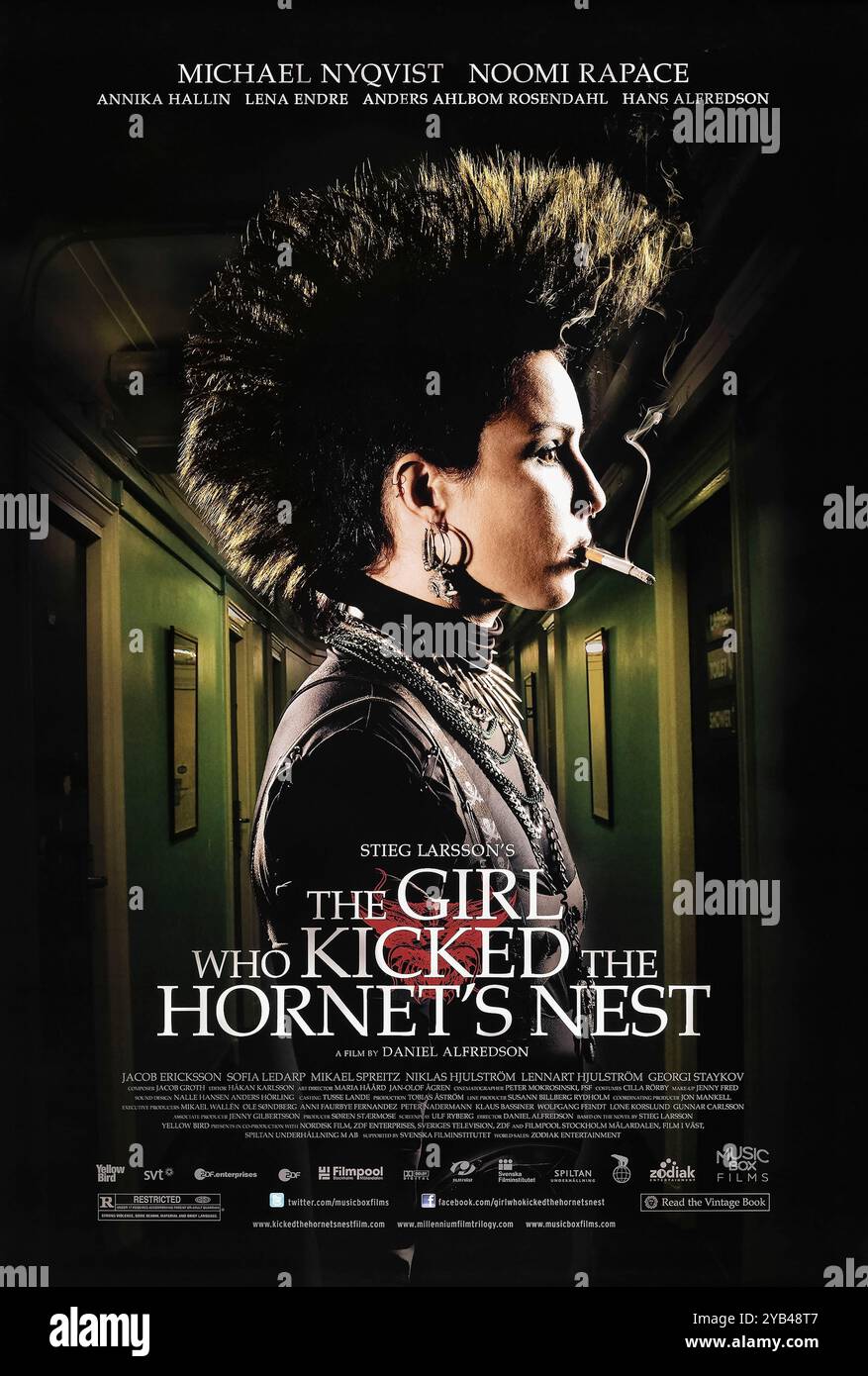 The Girl Who Kicked the Hornet’s Nest (2009) von Daniel Alfredson mit Noomi Rapace, Michael Nyqvist und Lena Endre. Lisbeth Salander kämpft, um ihren Namen zu löschen, während sie Korruption aufdeckt. US-Poster mit einem Blatt ***NUR FÜR REDAKTIONELLE ZWECKE***. Beschreibung: BFA / Music Box Films Stockfoto