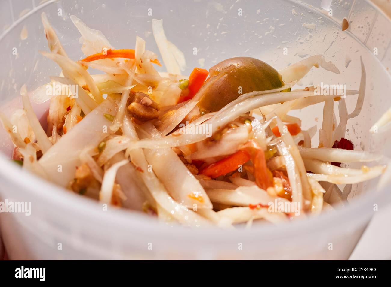 Som Tumm der thailändische grüne Papaya-Salat in einem Plastikbehälter, der auf einem Thai Food Festival in Manassas, VA, USA serviert wird Stockfoto