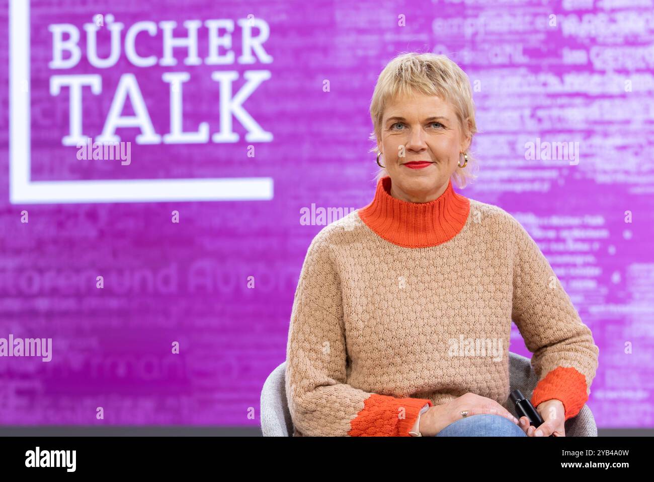 Buchmesse Frankfurt 2024 Cordula Stratmann stellt auf der ARD/ZDF/3Sat Bühne bei Bärbel Schäfers Büchertalk ihr Buch wo war ich stehen bleiben vor. Buchmesse Frankfurt 2024., Frankfurt am Main Hessen Deutschland Messegelände *** Buchmesse Frankfurt 2024 Cordula Stratmann präsentiert ihr Buch Wo war ich stehen bleiben auf der ARD ZDF 3Sat Bühne auf der Bärbel Schäfers Büchertalk Buchmesse Frankfurt 2024, Frankfurt am Main Hessen Germany Messegelände Stockfoto