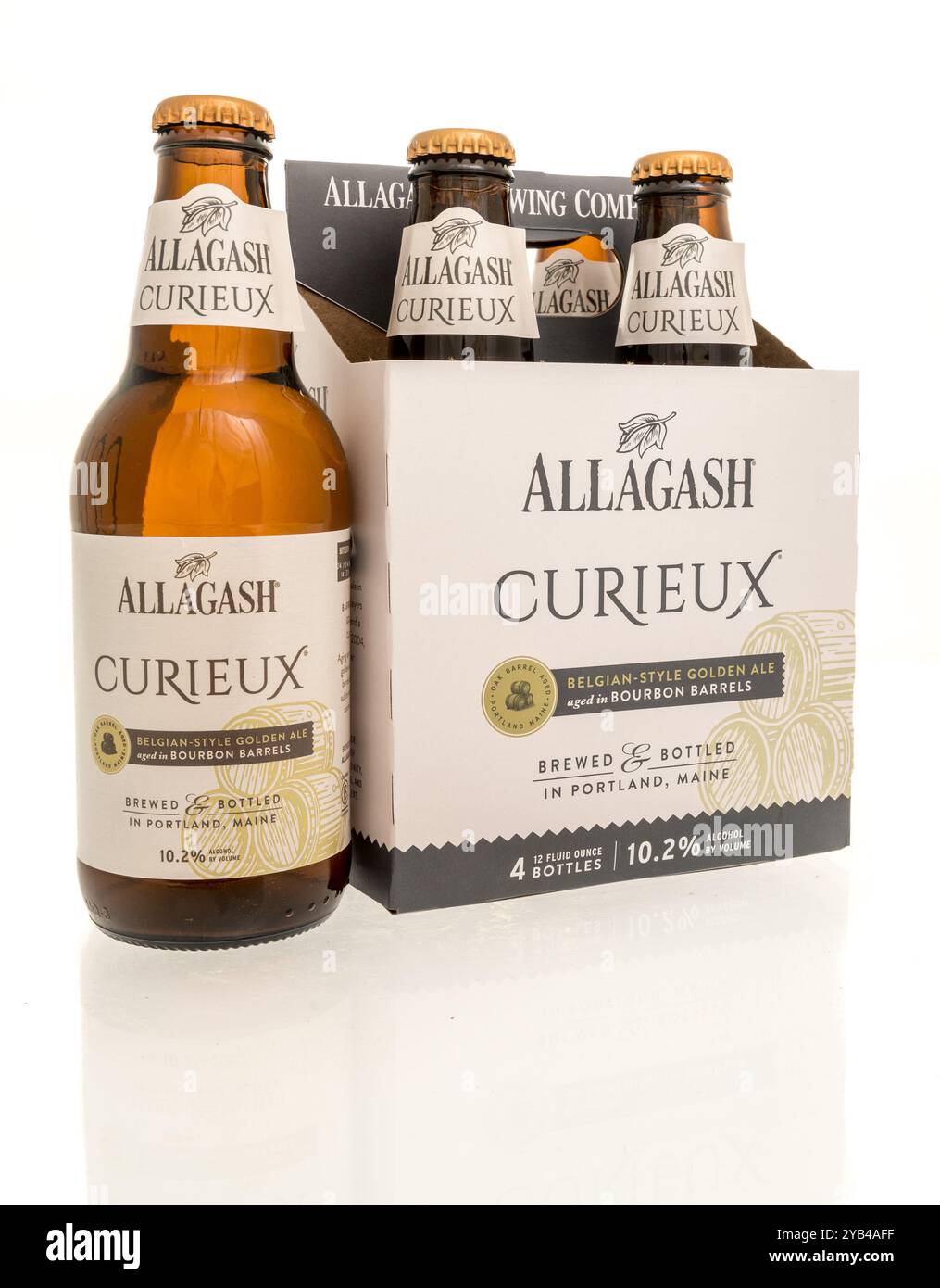 Winneconne, WI - 15. Oktober 2024: Eine Viererpackung Allagash Curieux Golden Ale, die in Bourbon-Fässern gereift ist und auf einem isolierten Hintergrund liegt. Stockfoto