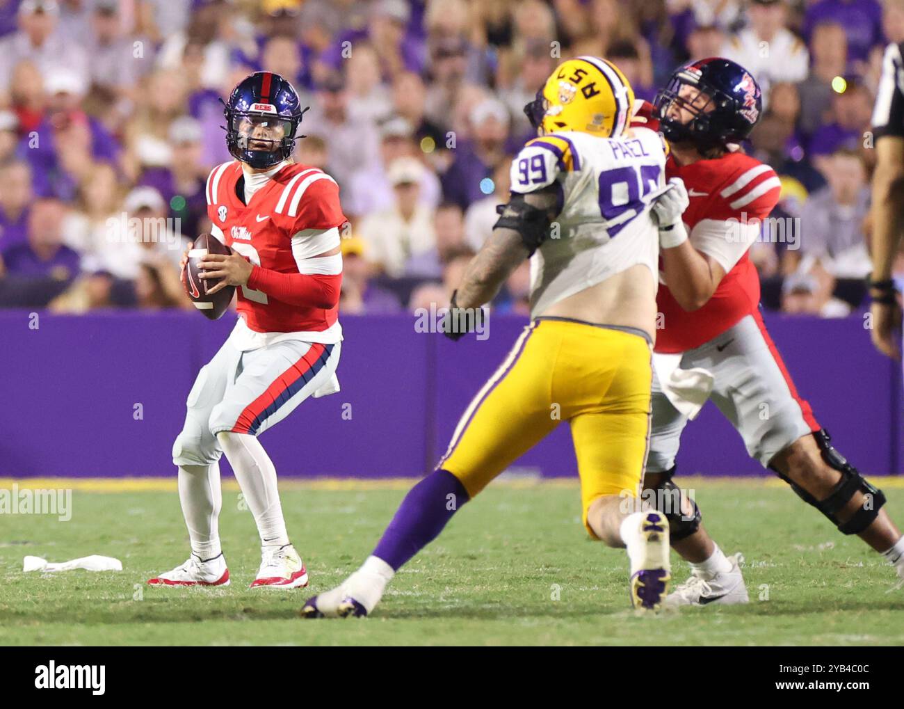 Baton Rouge, Usa. Oktober 2024. Mississippi Rebels Quarterback Jaxson Dart (2) sucht nach einem offenen Empfänger während eines College-Football-Spiels im Tiger Stadium am Samstag, den 12. Oktober 2024 in Baton Rouge, Louisiana. (Foto: Peter G. Forest/SIPA USA) Credit: SIPA USA/Alamy Live News Stockfoto