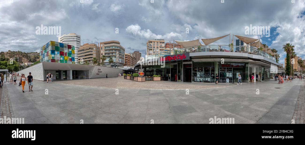 Malaga, Spanien - 8. Juni 2024: Das Centre Pompidou Málaga und das Hard Rock Cafe in der spanischen Stadt Malaga. Stockfoto