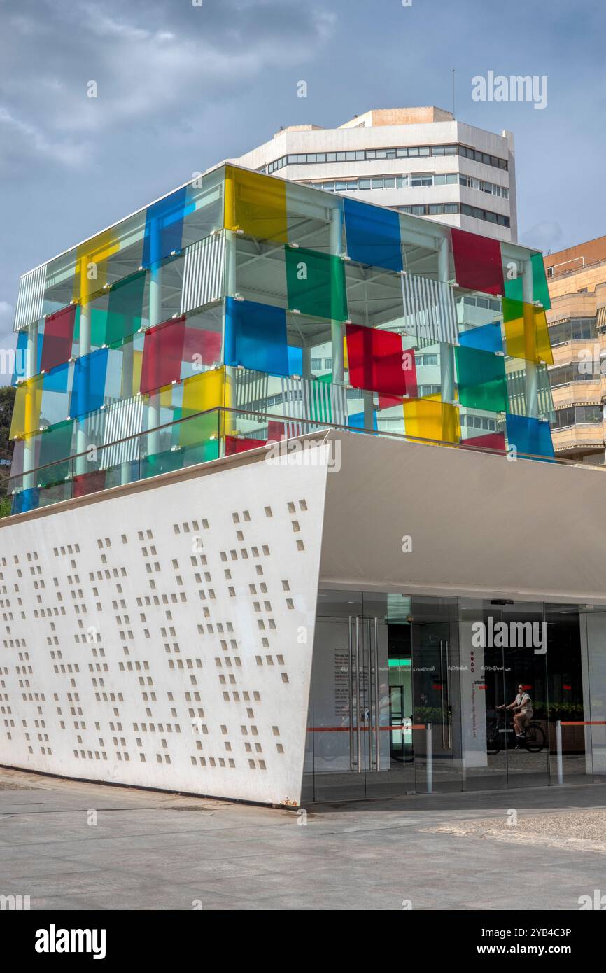 Malaga, Spanien - 8. Juni 2024: Eintritt zum Centre Pompidou Málaga, einer Zweigstelle des französischen Georges Pompidou National Centre for Art and Culture Stockfoto