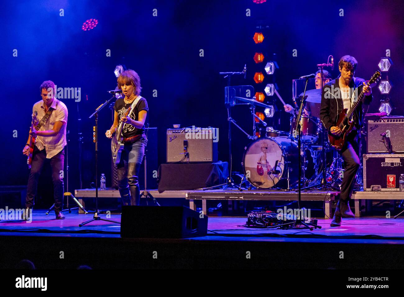 Edinburgh, Großbritannien. Oktober 2024. Die Pretenders treten am Mittwoch, 16. Oktober 2024 Live in der Edinburgh Usher Hall auf Bandmitglieder: Chrissie Hynde, Martin Chambers, Nick Wilkinson, James Walbourne, Eric Heywood, Carwyn Ellis Credit: Alan Rennie/Alamy Live News Stockfoto