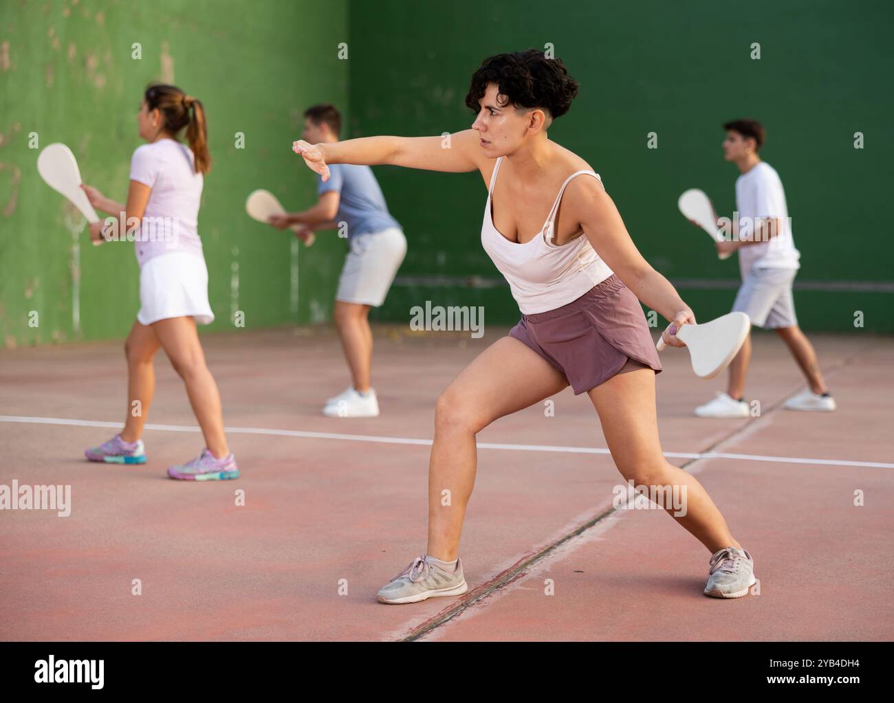 Porträt eines sportlichen Mädchens, das auf dem Platz Paleta Fronton spielt, bereit für den Ball. Gesundes und aktives Lifestyle-Konzept Stockfoto