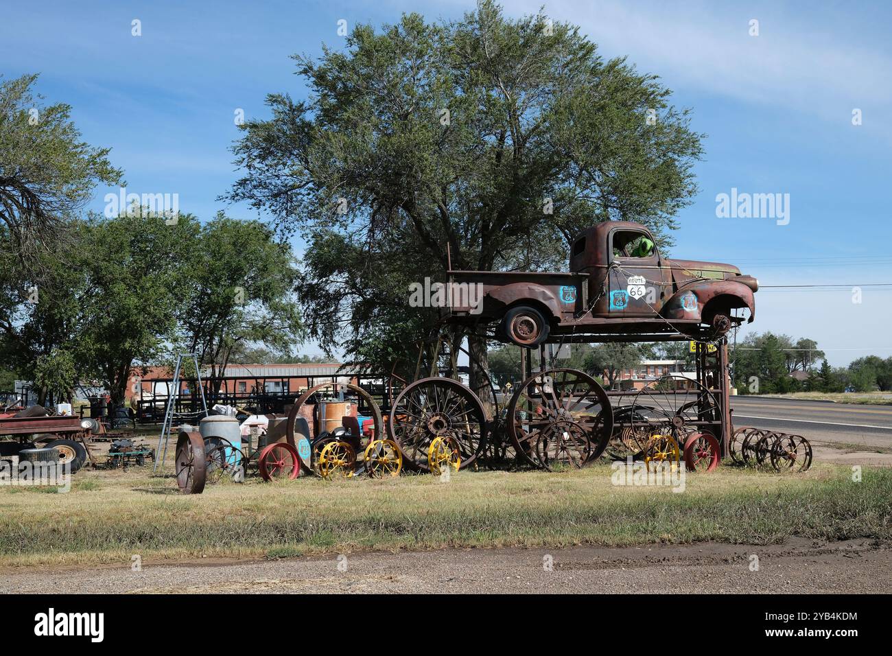 Rostende Metall- und Lkw-Anzeige auf Route 66 Stockfoto