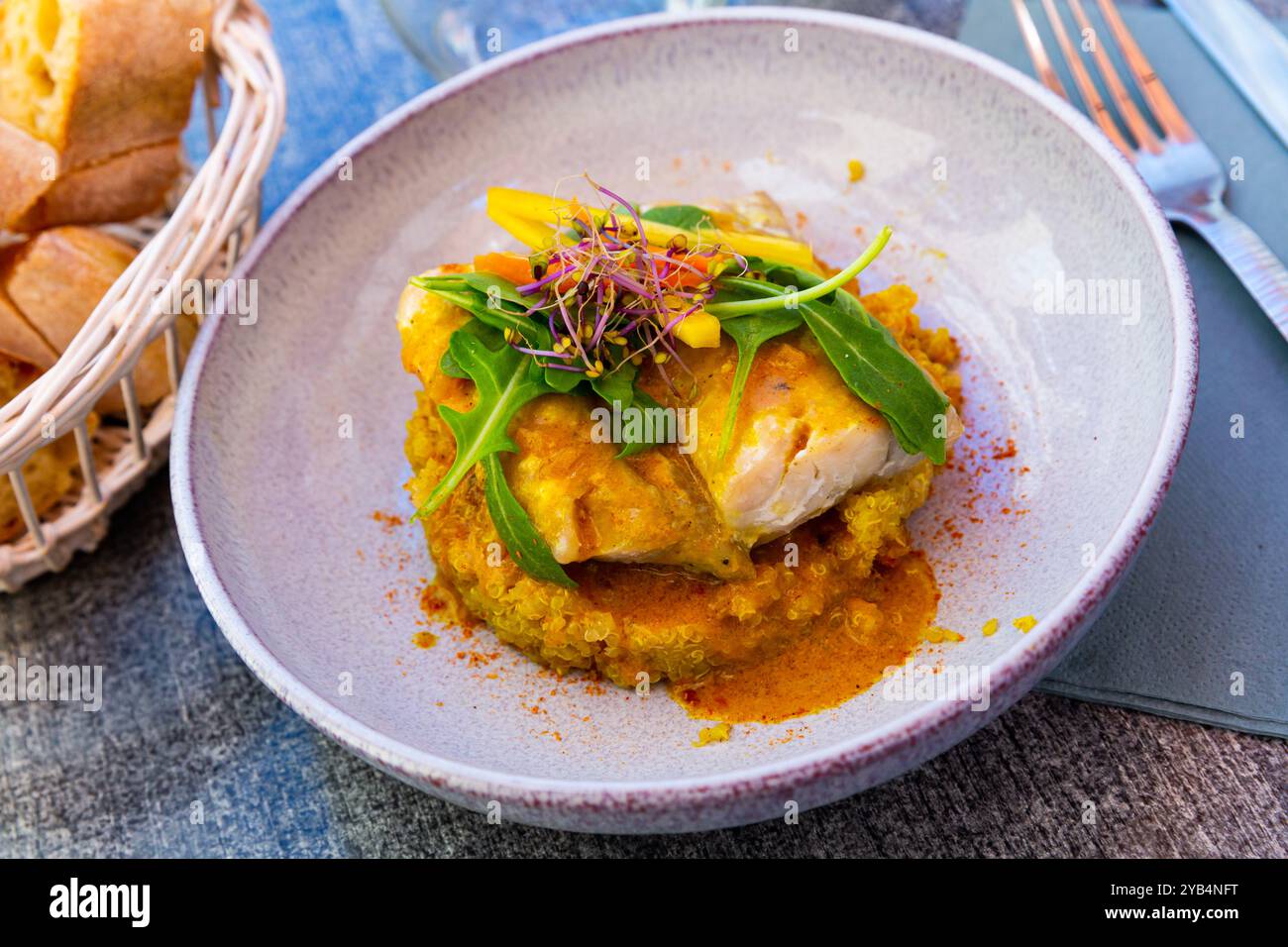 Kabeljau gebacken mit einem warmen und mit Quinoa und Grüngemüse Stockfoto