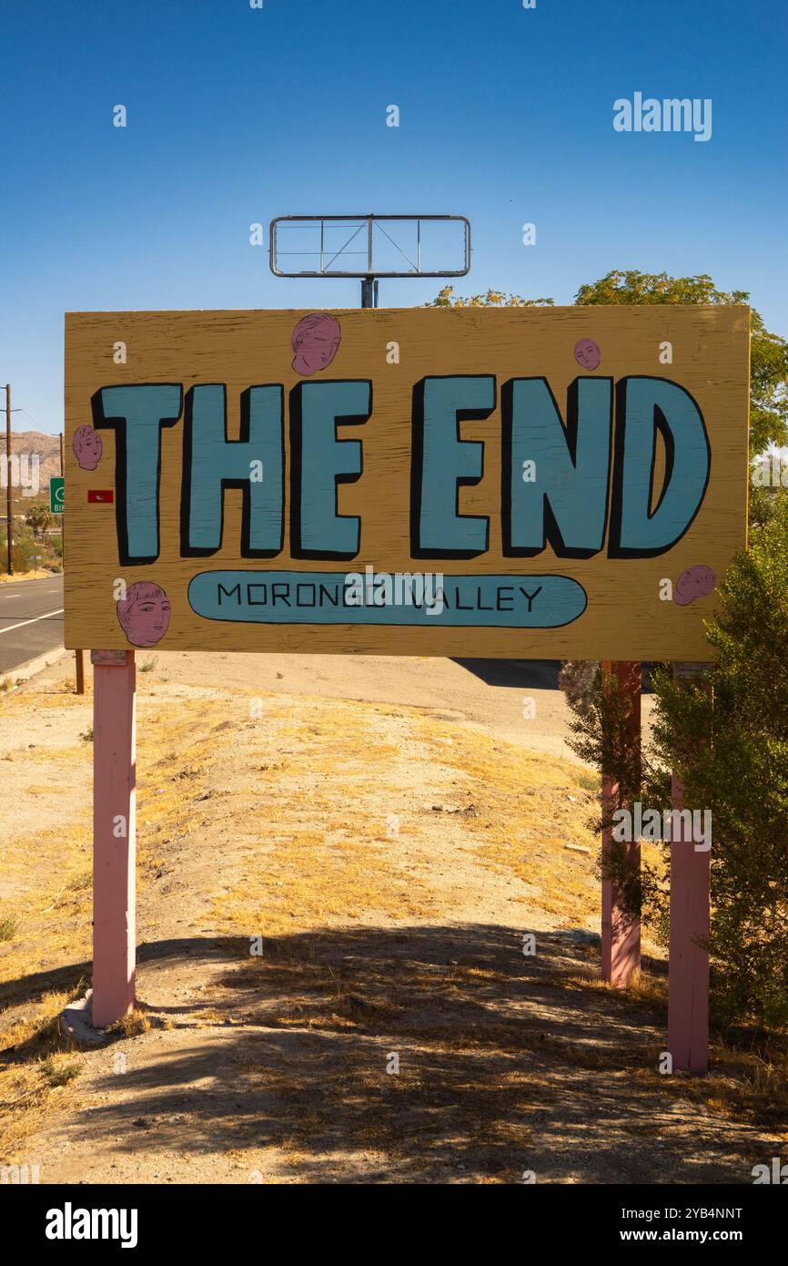 Eine seltsame Szene mit dem Endschild vor einem großen leeren Schild in Morongo Valley, Kalifornien. Stockfoto