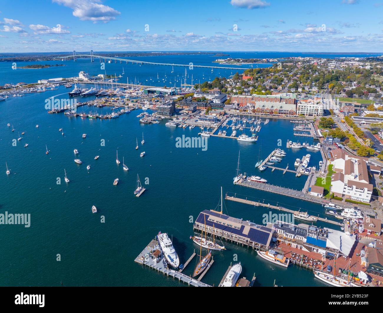 Newport Harbor aus der Vogelperspektive mit Claiborne Pell Newport Bridge im Hintergrund in Narragansett Bay, Stadt Newport, Rhode Island RI, USA. Stockfoto