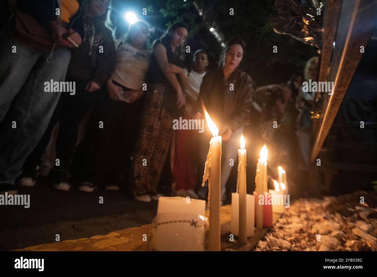 Buenos Aires, Argentinien (16. Oktober 2024). Liam Paynes Fans versammeln sich vor dem Casa Sur Hotel, wo das ehemalige Mitglied der Boyband One Direction tot aufgefunden wurde. Quelle: Mariano Garcia/Alamy Live News Stockfoto