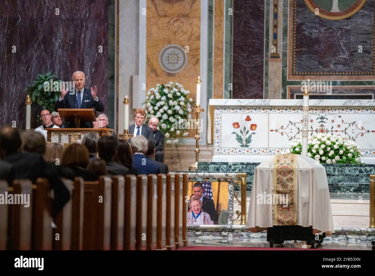 Washington, Usa. Oktober 2024. U. US-Präsident Joe Biden hält die Lobrede bei der Gedenkfeier für Ethel Kennedy in der Cathedral of St. Matthew the Apostle, 16. Oktober 2024 in Washington, DC Credit: Adam Schultz/White House Photo/Alamy Live News Stockfoto