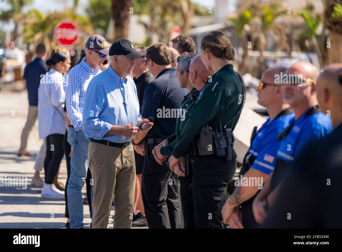 St. Petersburg Beach, Usa. Oktober 2024. U. Präsident Joe Biden, dankt den Ersthelfern und den lokalen Beamten für die Bemühungen, nach den Duellorkanen Helene und Milton von FEMA-Administratorin Deanne Criswell, die am 13. Oktober 2024 in St. Petersburg verließ. Strand, Florida. Quelle: Adam Schultz/White House Photo/Alamy Live News Stockfoto