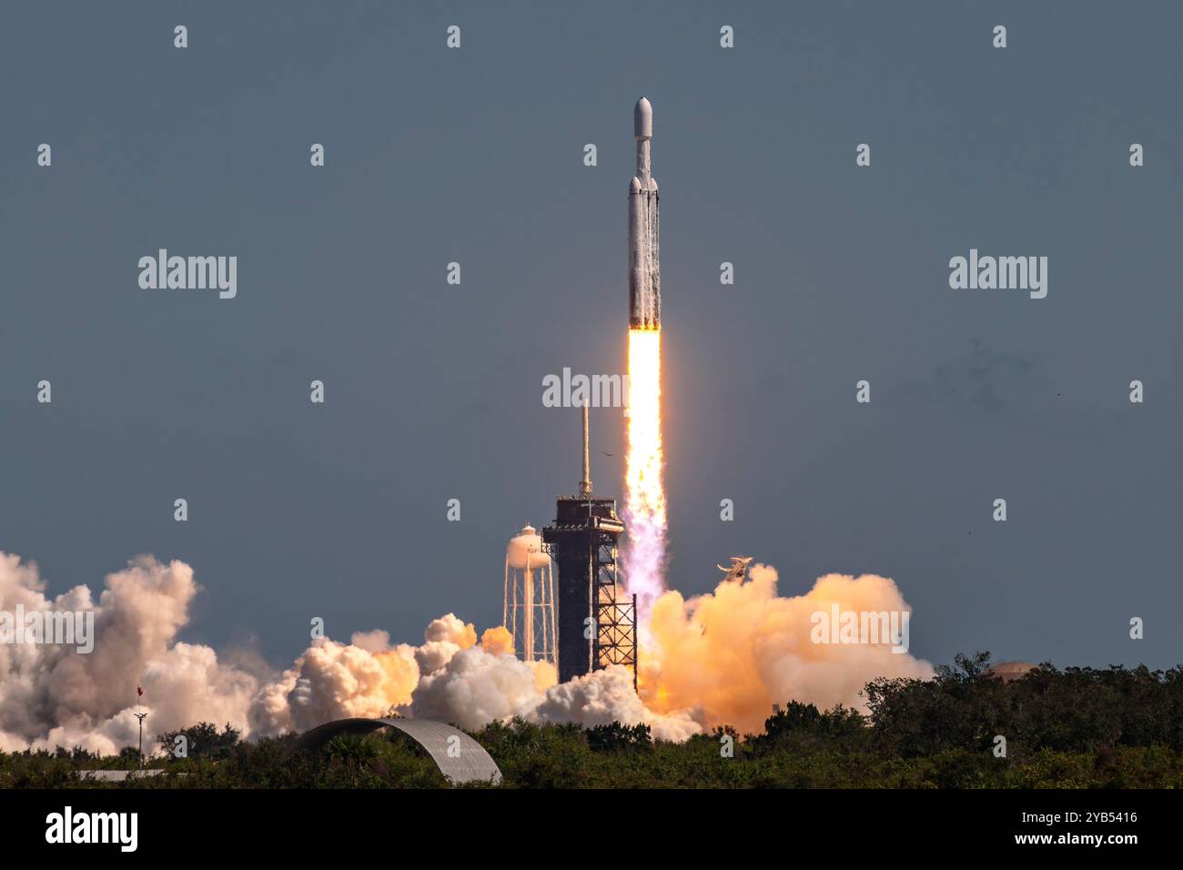 Cape Canaveral, Vereinigte Staaten von Amerika. 14. Oktober 2024. Am 14. Oktober 2024 im Kennedy Space Center in Cape Canaveral, Florida, startet eine Raumrakete mit dem unbemannten NASA Europa Clipper vom Launch Complex 39A. Die Raumsonde wird das eisbedeckte Europa erkunden, das Jupiter umkreist, auf der Suche nach Leben. Quelle: Joshua Conti/USSF Photo/Alamy Live News Stockfoto