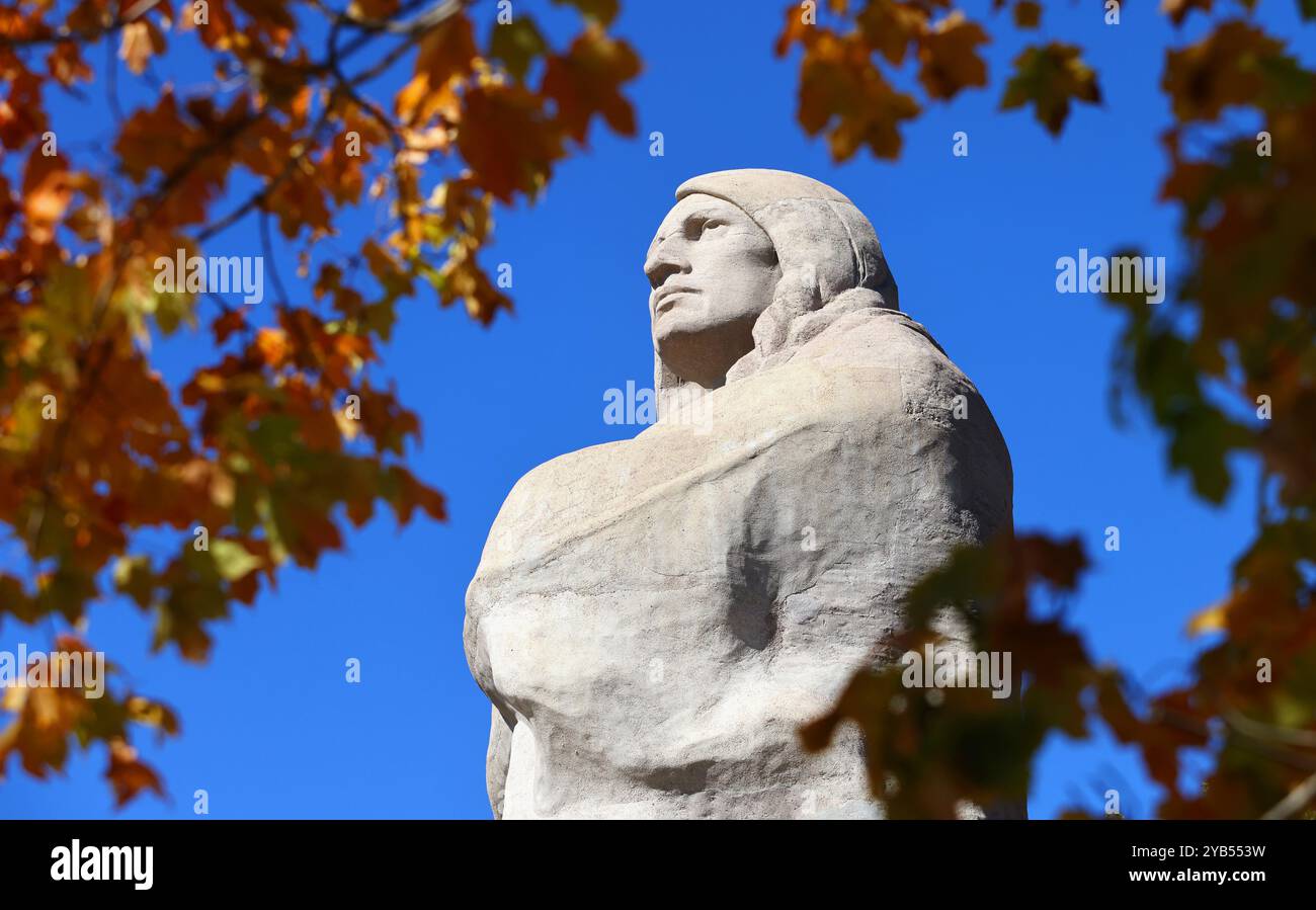 Oregon, Illinois, USA. Oktober 2024. The Eternal Indian, auch Black Hawk Statue genannt, ist eine 48 Meter hohe Skulptur von Lorado Taft mit Blick auf den Rock River. Die 48 Fuß hohe Statue mit einem Gewicht von 243.470 kg (536.770 Pfund) gilt als die zweitgrößte monolithische Betonstatue der Welt. (Kreditbild: © H. Rick Bamman/ZUMA Press Wire) NUR REDAKTIONELLE VERWENDUNG! Nicht für kommerzielle ZWECKE! Stockfoto