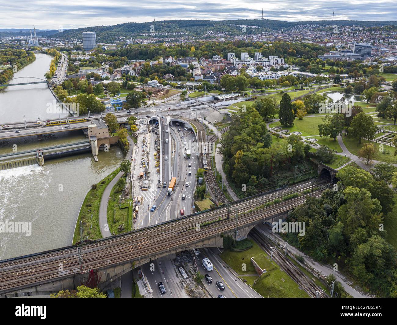 Leuzeknoten, Baustelle für die Umgestaltung des Verkehrsknotenpunktes, Bundesautobahn B10 und B14. Aus der Vogelperspektive mit Rosensteinpark, Bahnstrecke Stockfoto