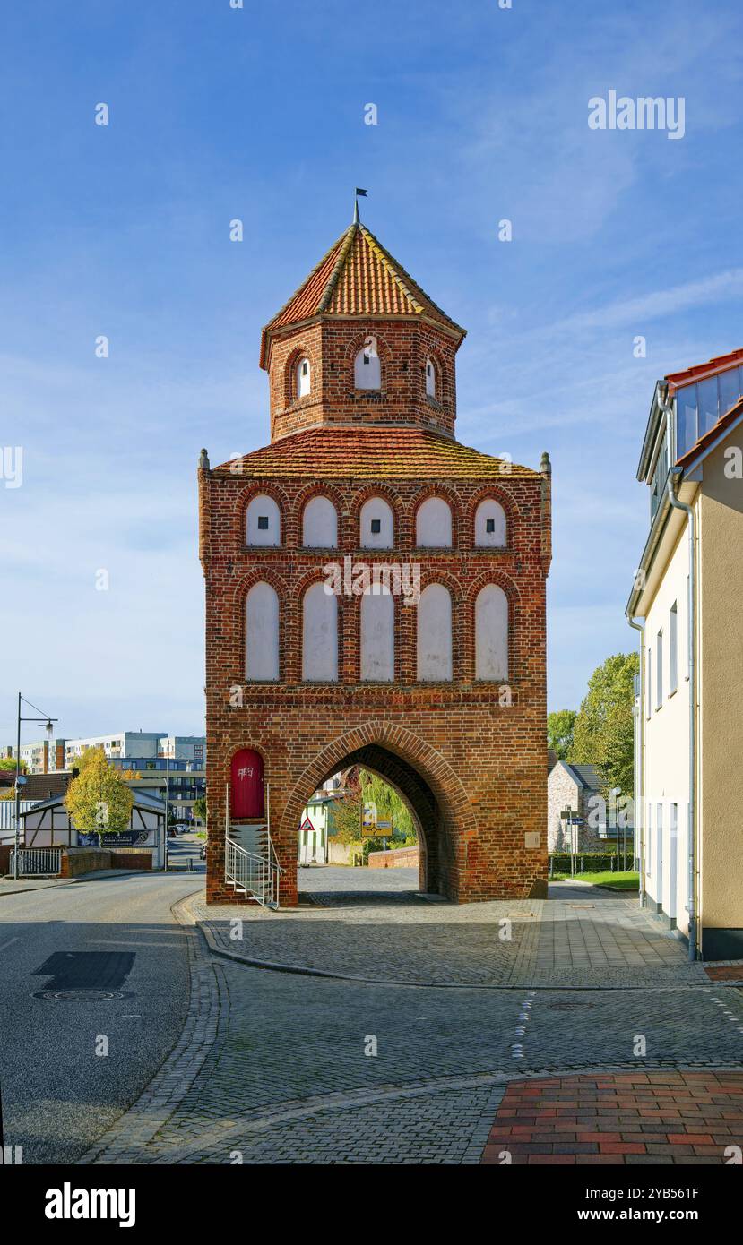 Rostocker Stadttor erbaut 1290, Bernsteinstadt Ribnitz-Damgarten, Halbinsel Fischland-Darss-Zingst, Bodden, Ostsee, Mecklenburg-Vorpommern Stockfoto