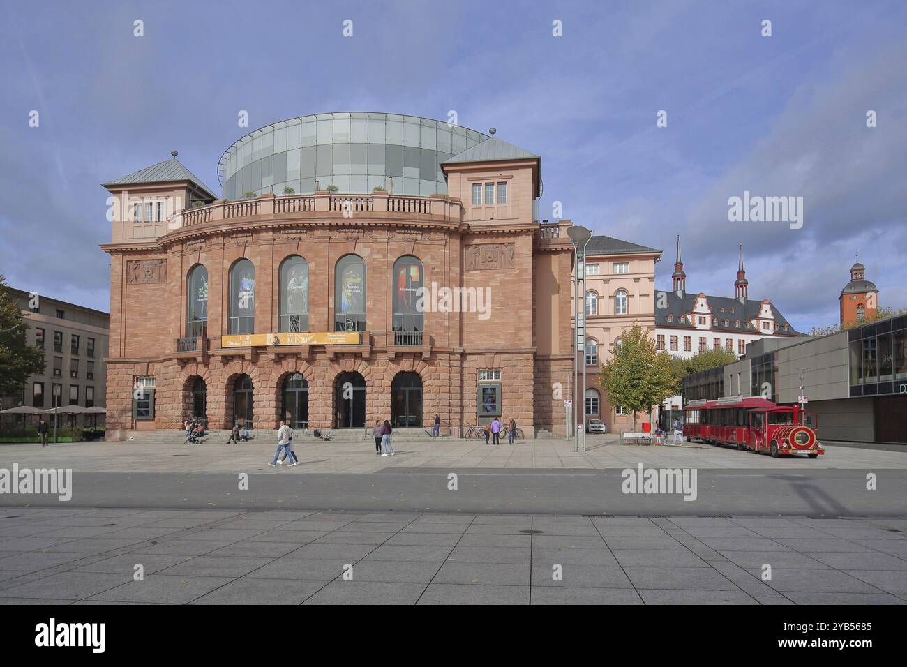 Staatstheater erbaut 1830, Touristenbahn, Fußgängerzone, Turm, Altstadt, Mainz, Rhein-Hessen-Region, Rheinland-Pfalz, Deutschland, Europa Stockfoto