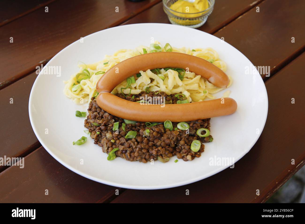 Schwäbische Küche, traditionelle Küche, Hausmannskost, typisch schwäbisch, deftig, Linsen mit Spätzle und Würstchen, Restaurant Königliche Post, R. Stockfoto