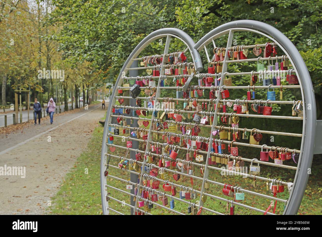 Herzförmiger Rahmen mit Liebesschlössern, herzförmig, viele, Serie, Reihe, Reihe, Nummer, Menge, Ring, Rahmen, Metall, Bars, Symbol, Liebe, Beziehung, Partner Stockfoto