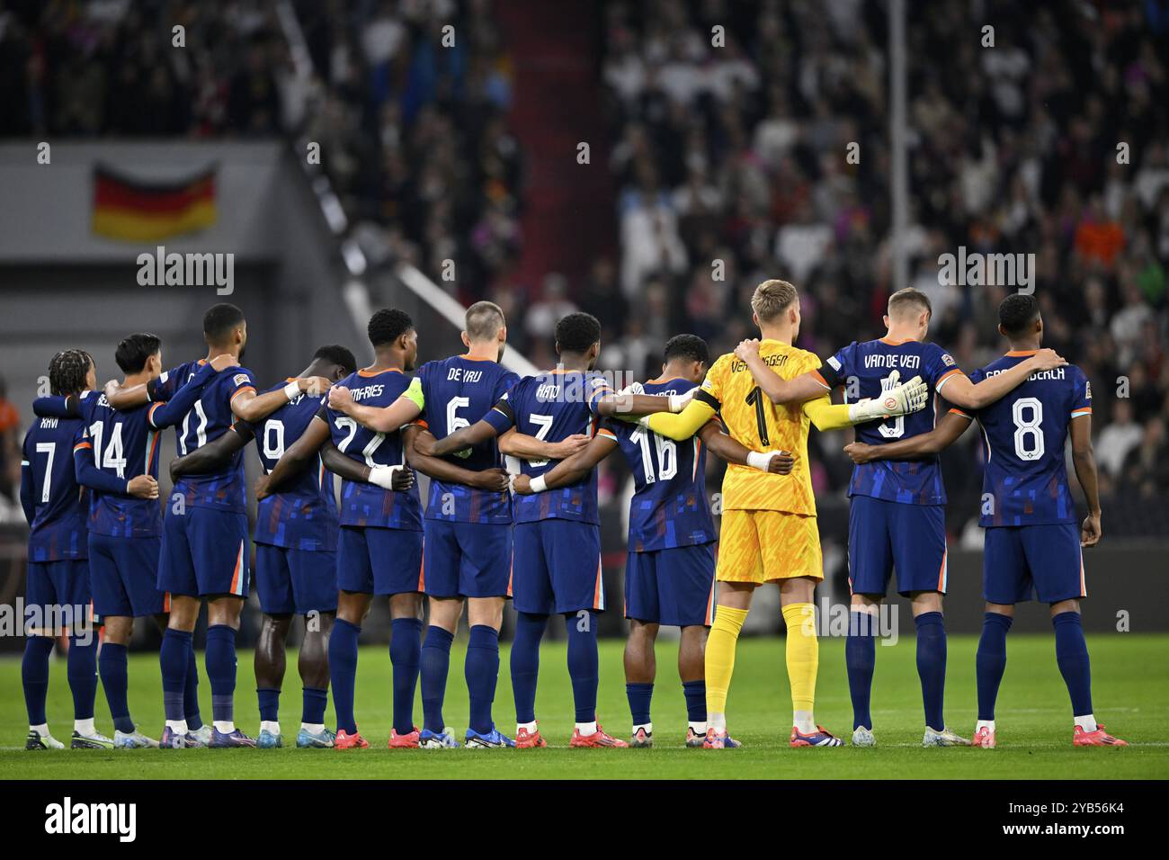 Nationalmannschaft der Niederlande, Holland, von hinten, Erinnerung, Trauer, Schweigeminute zum Gedenken an Johan Neeskens NED und Dieter Burdenski G Stockfoto