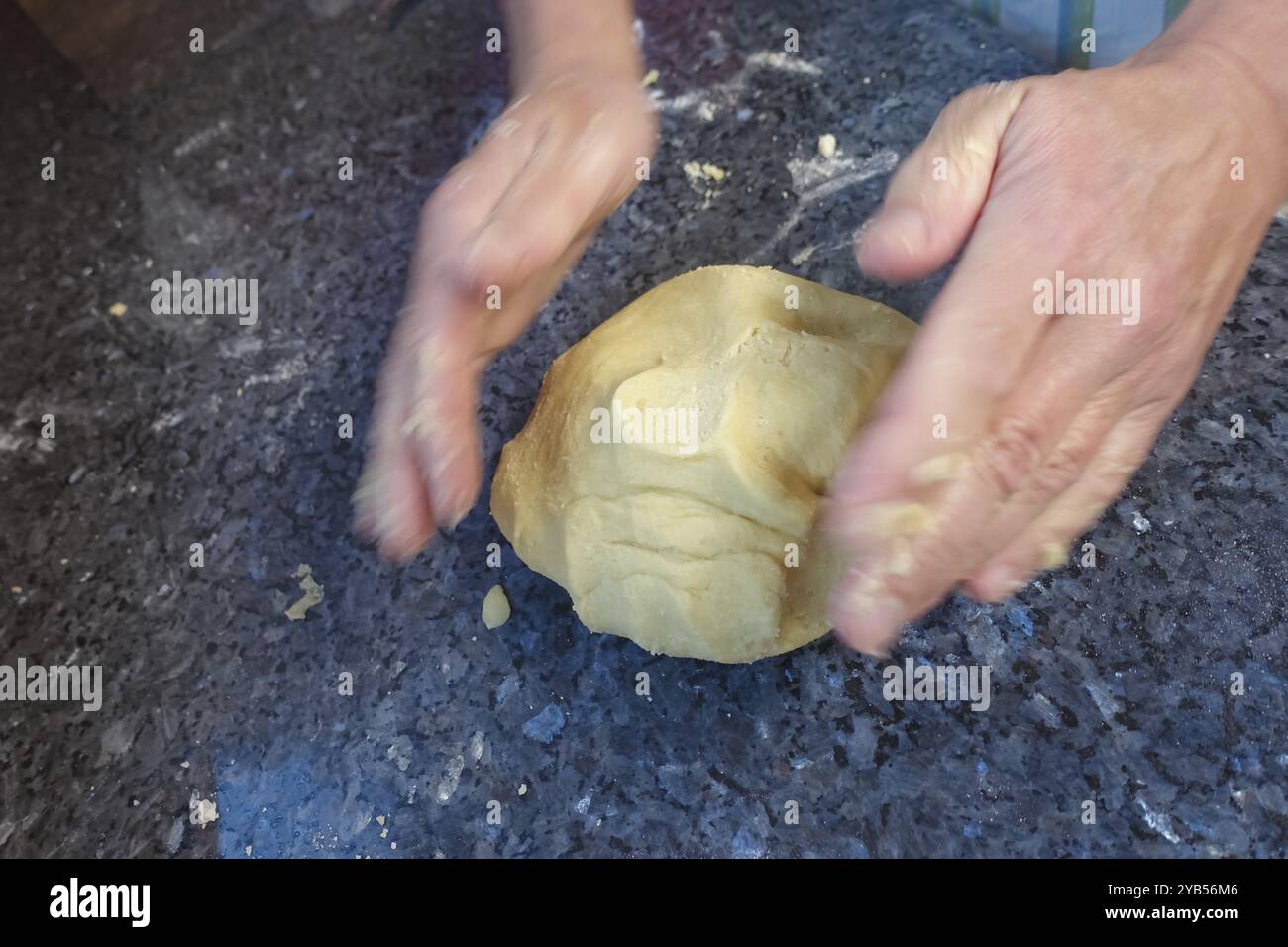 Schwäbische Küche, schwäbische Weihnachtsgebäck, Teigzubereitung für Ausstecherle, Mürbgebäck, Kneten von rohem Teig, typisch schwäbisches, Backen, Stockfoto