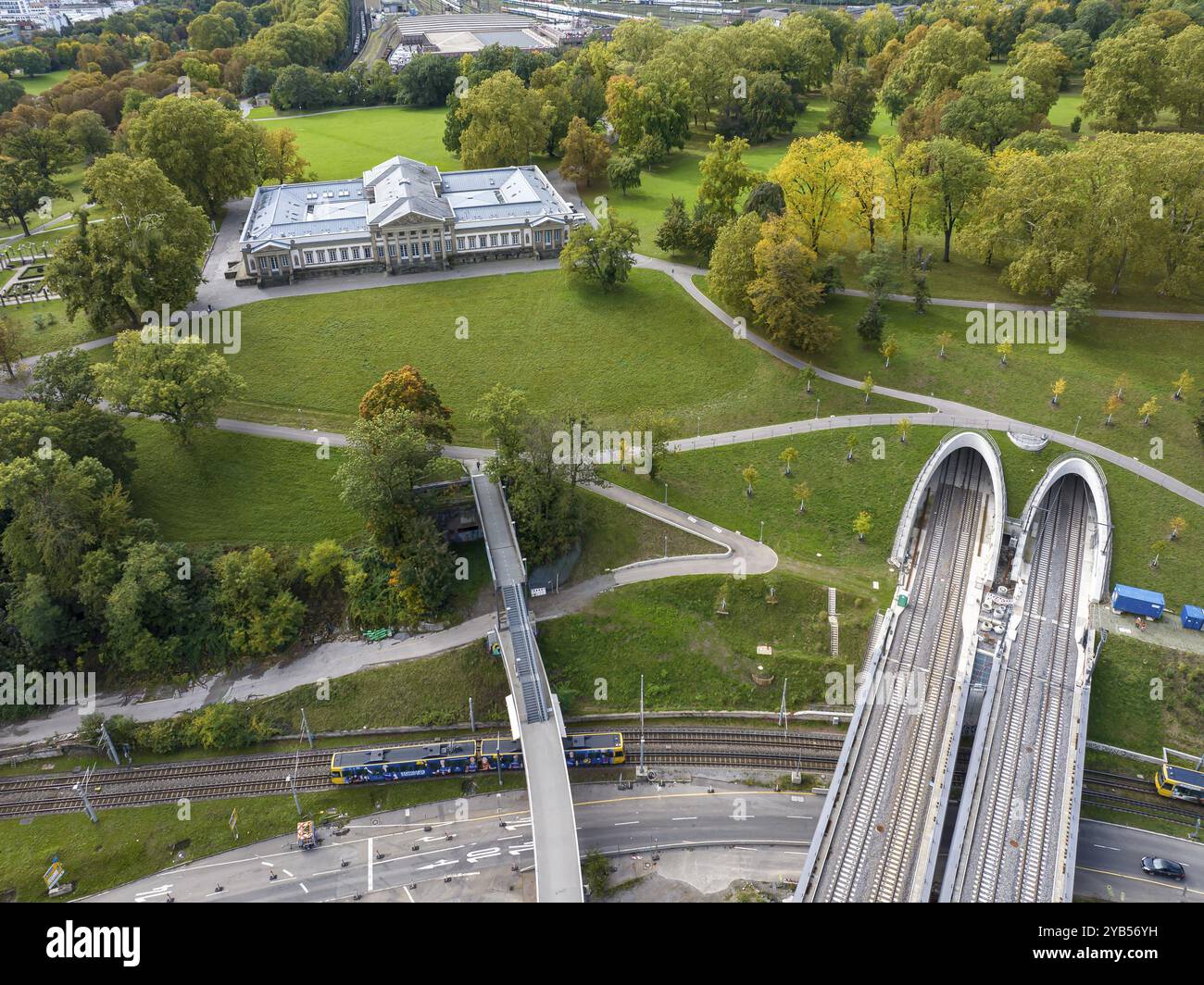 Die neue Neckarbrücke der Deutschen Bahn AG, Teil des Projekts Stuttgart 21. Die Gleise führen durch den Rosensteinpark in den Rosensteintunnel. Luftaufnahme Stockfoto