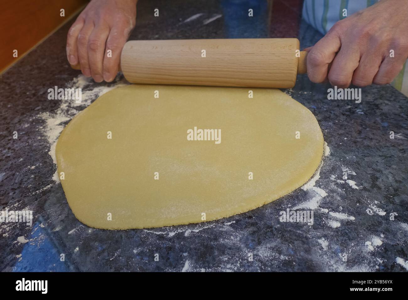 Schwäbische Küche, schwäbische Weihnachtsgebäck, Zubereitung von Keksschneidern, Keksgebäck, Ausrollen von Rohteig, Wellholz, Nudelholz, Stockfoto
