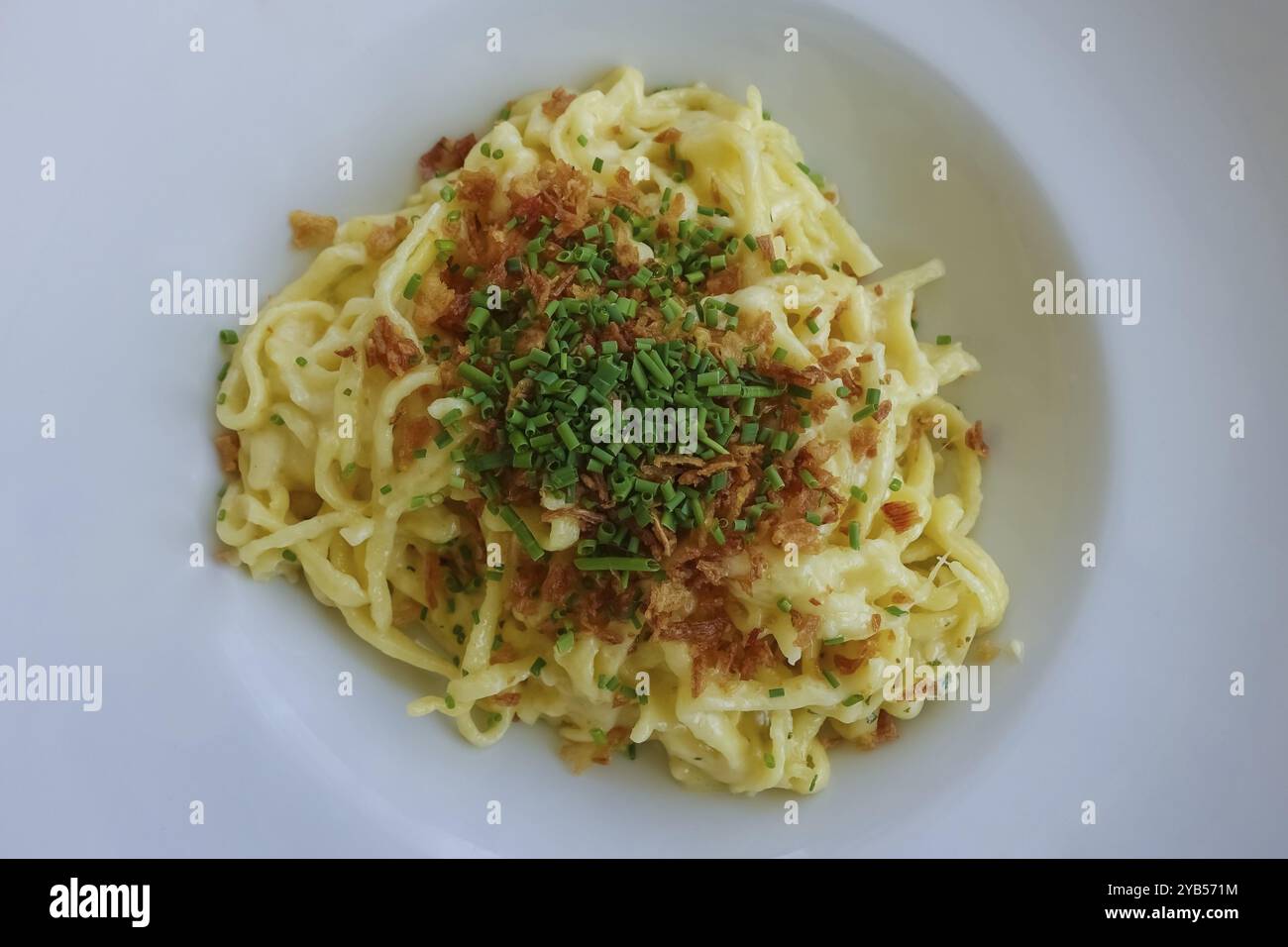 Schwäbische Küche, traditionelle Küche, Hausmannskost, typisch schwäbisch, deftig, Kaesspetzle mit geschmorten Zwiebeln, Schnittlauch, Restaurant Königliche Post, Res Stockfoto