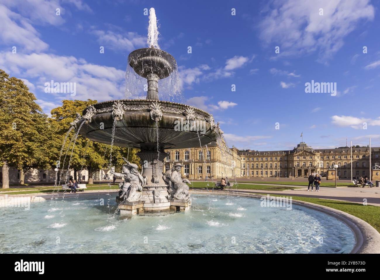 Palastplatz mit neuem Palast. Springbrunnen mit Springbrunnen. Ort des Interesses in Stuttgart, Baden-Württemberg, Deutschland, Europa Stockfoto
