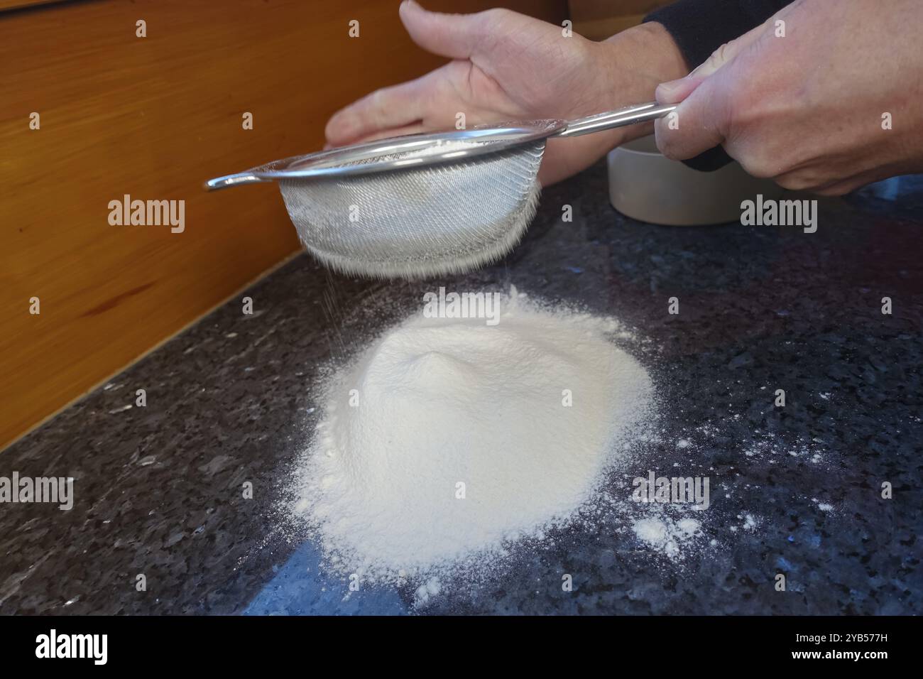 Schwäbische Küche, schwäbische Weihnachtsgebäck, Zubereitung von Ausstecherle, Mehl, typisch schwäbisches Gebäck, Backen, Weihnachtsgebäck Stockfoto