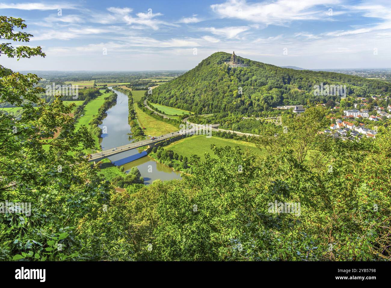 Weser Durchbruch in die Norddeutsche Tiefebene mit Kaiser-Wilhelm-Denkmal, Porta Westfalica, Weser. Wesertal, Weserbergland, Nordrhein-Westpha Stockfoto
