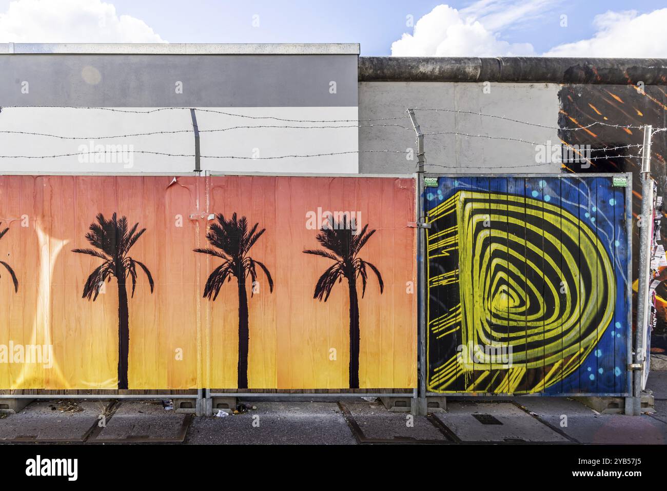 East Side Gallery. Überbleibsel der Berliner Mauer, entworfen von Künstlern. Wahrzeichen und Stadtblick Berlin, Deutschland, Europa Stockfoto