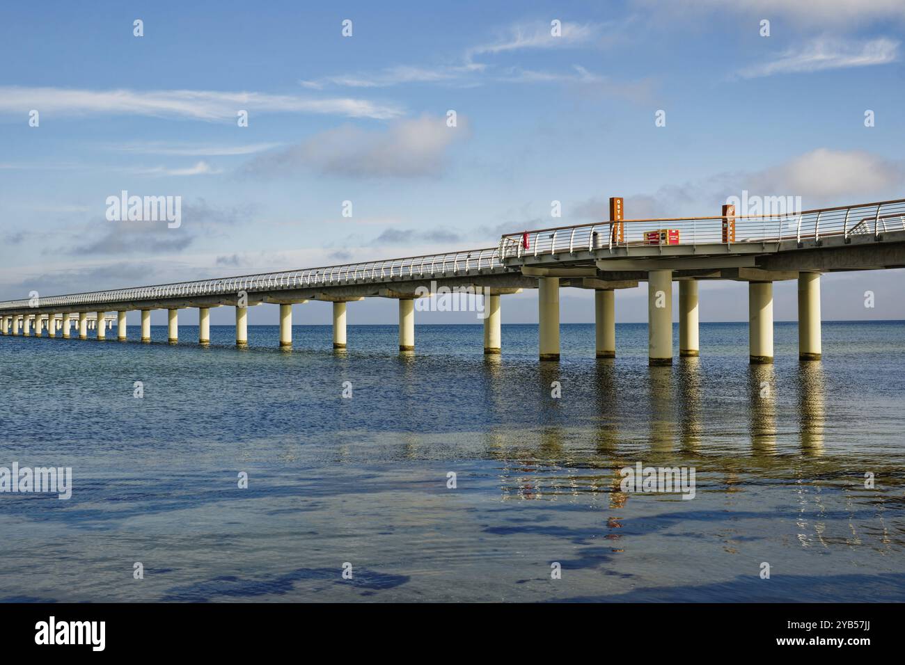 Der neue Prerow Pier, mit 720 Metern der längste Pier in der Ostsee, Prerow Seebad, Fischland-Darss-Zingst Halbinsel, Mecklenburg-West Po Stockfoto