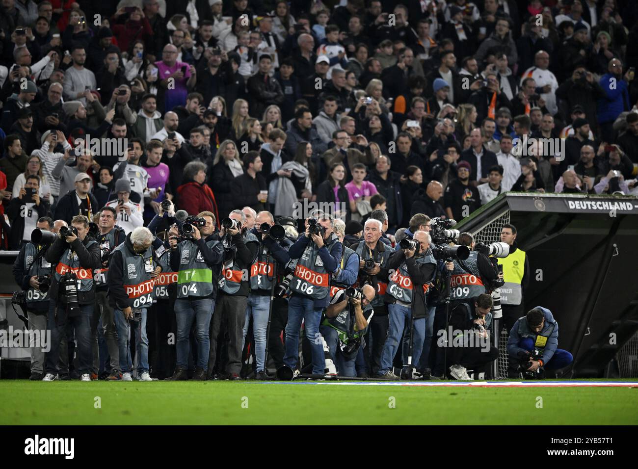Eine Menge von Pressefotografen, Sportfotografen, internationales Spiel der UEFA Nations League zwischen Deutschland und den Niederlanden, Allianz Arena, München Stockfoto