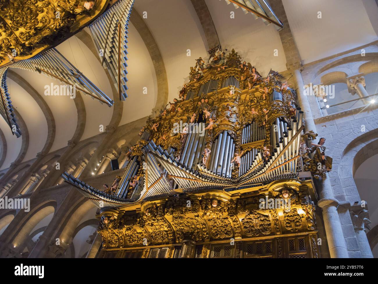 Barocke Orgel mit üppigen goldenen Verzierungen in einem heiligen Inneren, Kathedrale, Santiago de Compostela, autonome Gemeinde Galiciens, Pilgerort Stockfoto