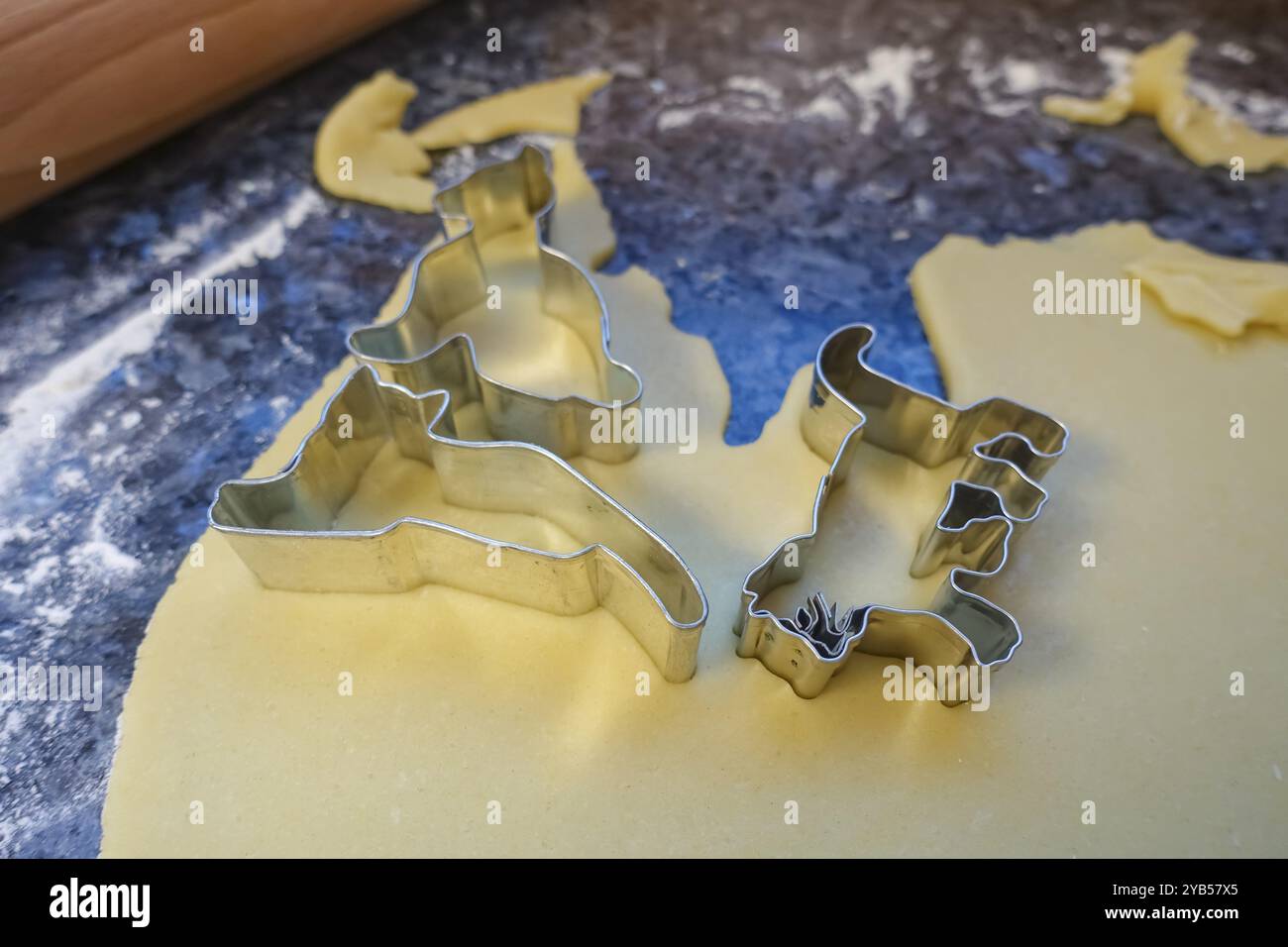 Schwäbische Küche, schwäbische Weihnachtsgebäck, Zubereitung von Keksschneidern, Shortbread Biscuits, Katzenfiguren, Ausschneiden von rohem Teig mit Formen, typisch Stockfoto