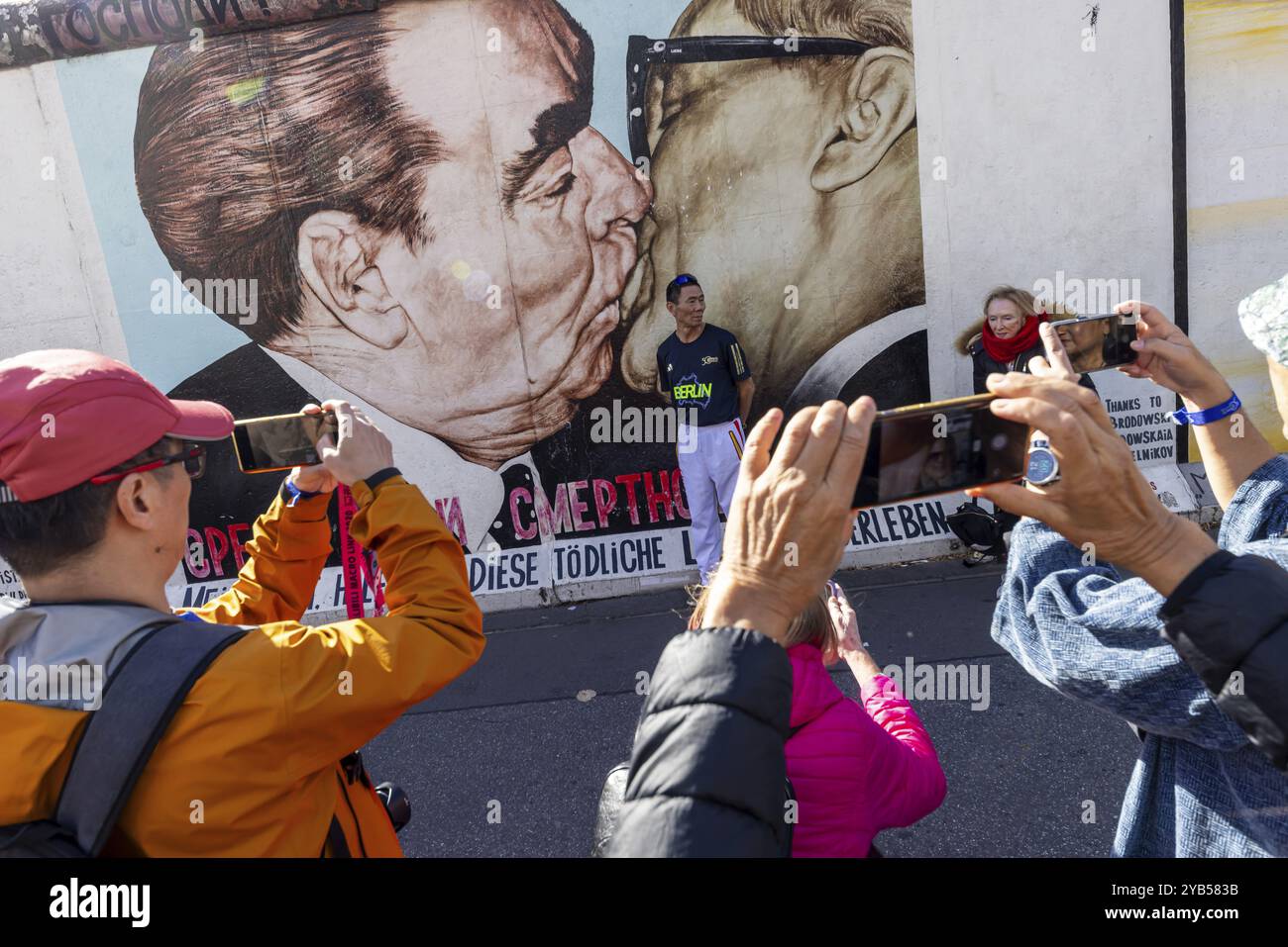 East Side Gallery. Überbleibsel der Berliner Mauer, entworfen von Künstlern. Wahrzeichen und Stadtblick Berlin, Deutschland, Europa Stockfoto