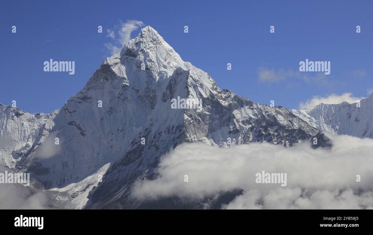 Schneebedeckter Gipfel des Mount Ama Dablam umgeben von Wolken, Nepal, Asien Stockfoto