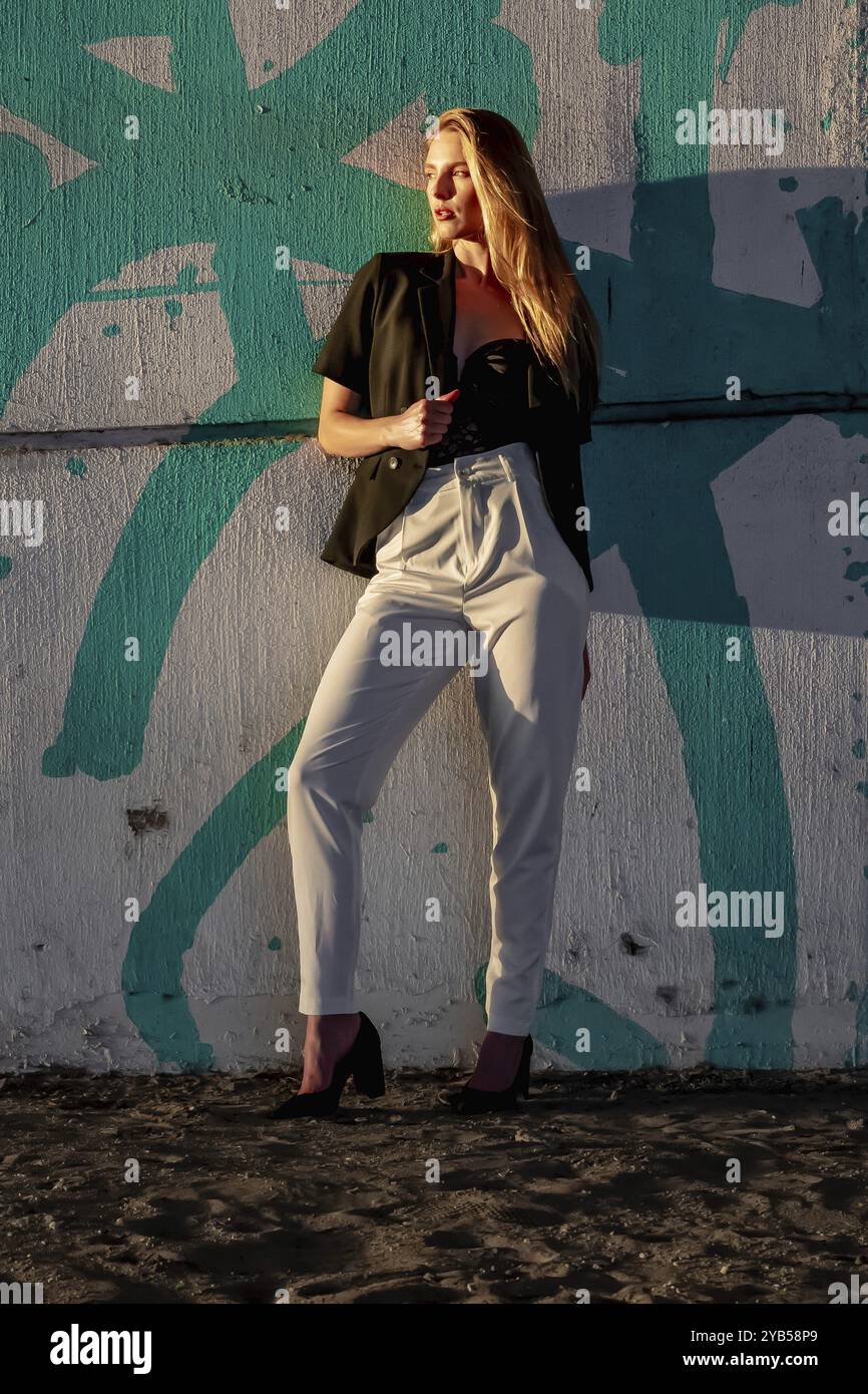 Ein prächtiges blondes Model genießt das schöne Wetter in einer großen Stadt Stockfoto