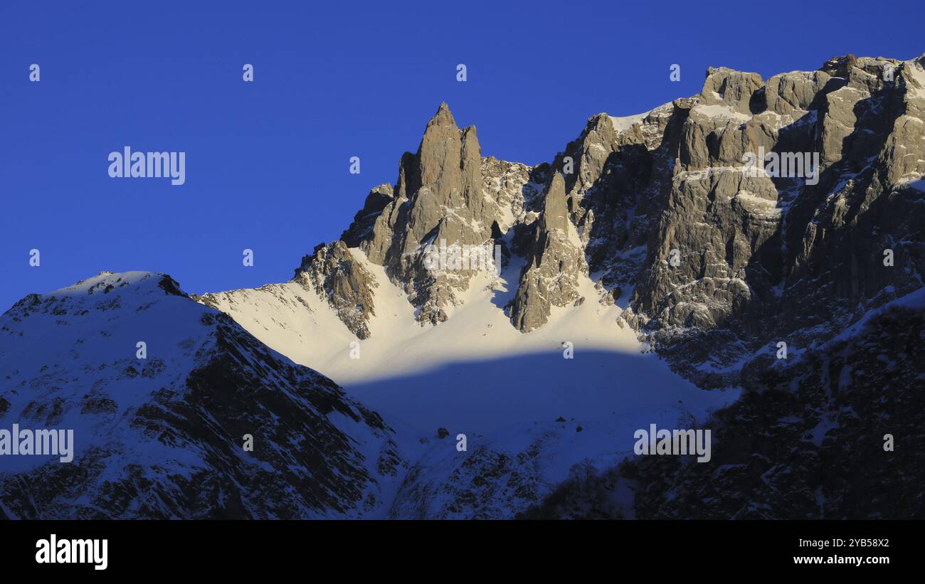 Wintersonnenszene in Elm, Schweizer Alpen Stockfoto