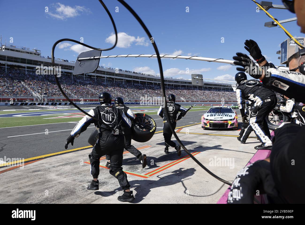 Daniel Suarez (99), Fahrer der NASCAR Cup Series, macht auf dem Charlotte Motor Speedway in Concord NC einen Boxenstopp für die Bank of Amercia ROVAL 400 Stockfoto