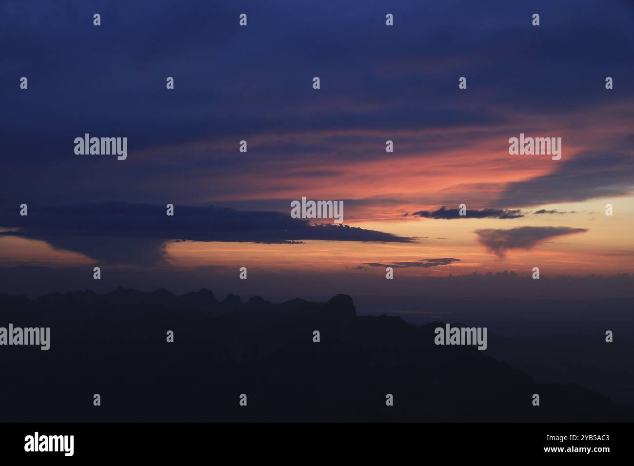 Farbenfroher Abendhimmel über dem Stockhorn Stockfoto