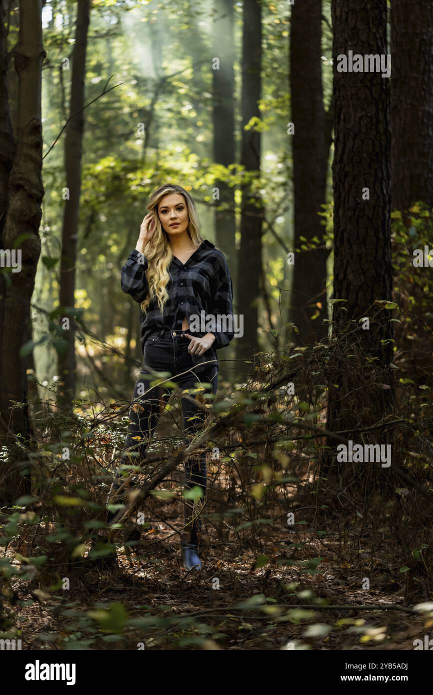 Ein prächtiges blondes Model genießt das Herbstwetter im Freien Stockfoto