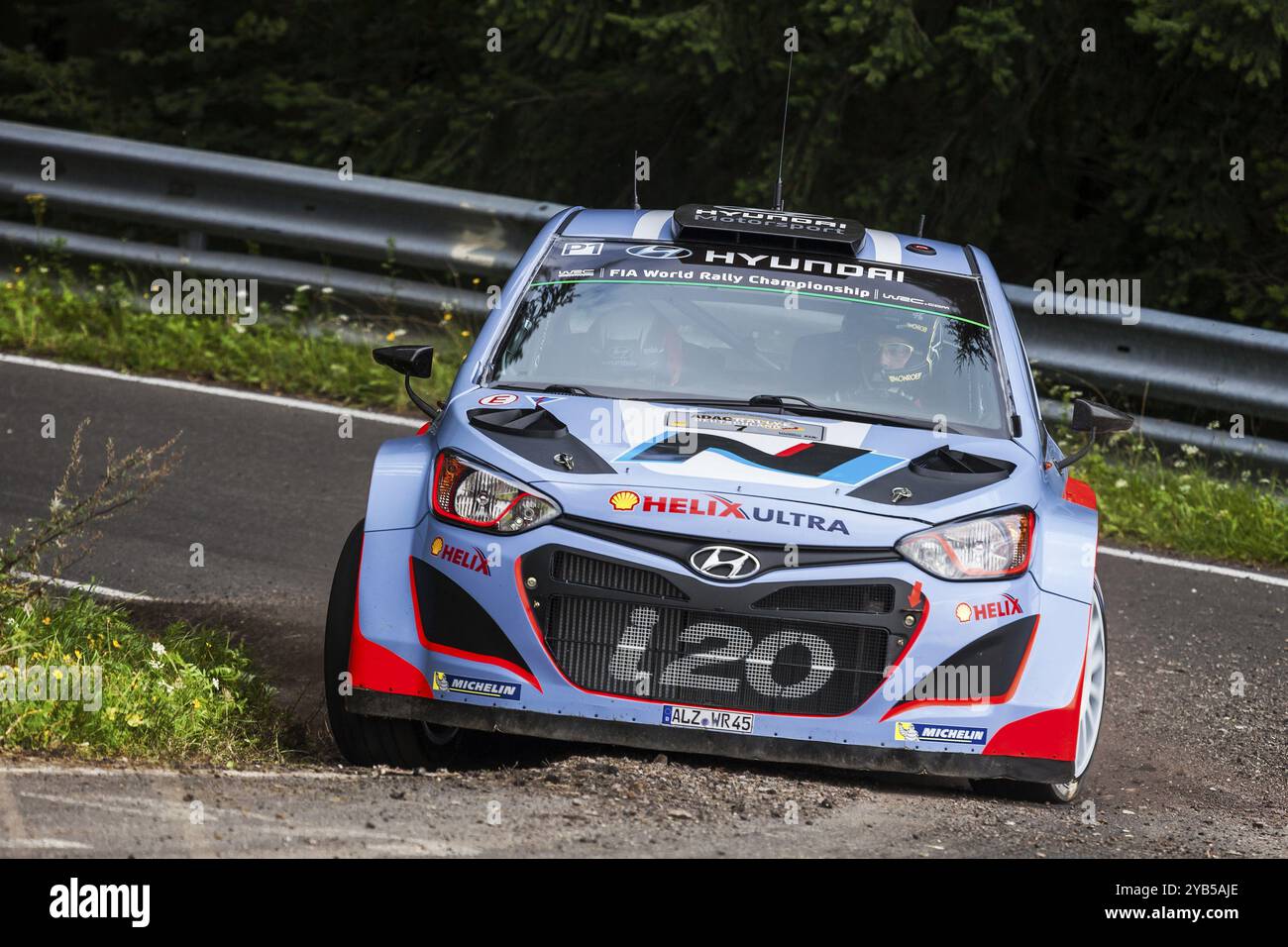Thierry Neuville aus Belgien und Nicolas Gilsoul aus Belgien treten am 2. Tag der ADAC-Rallye Deutschl in ihrem Hyundai Motorsport Hyundai i20 WRC an Stockfoto
