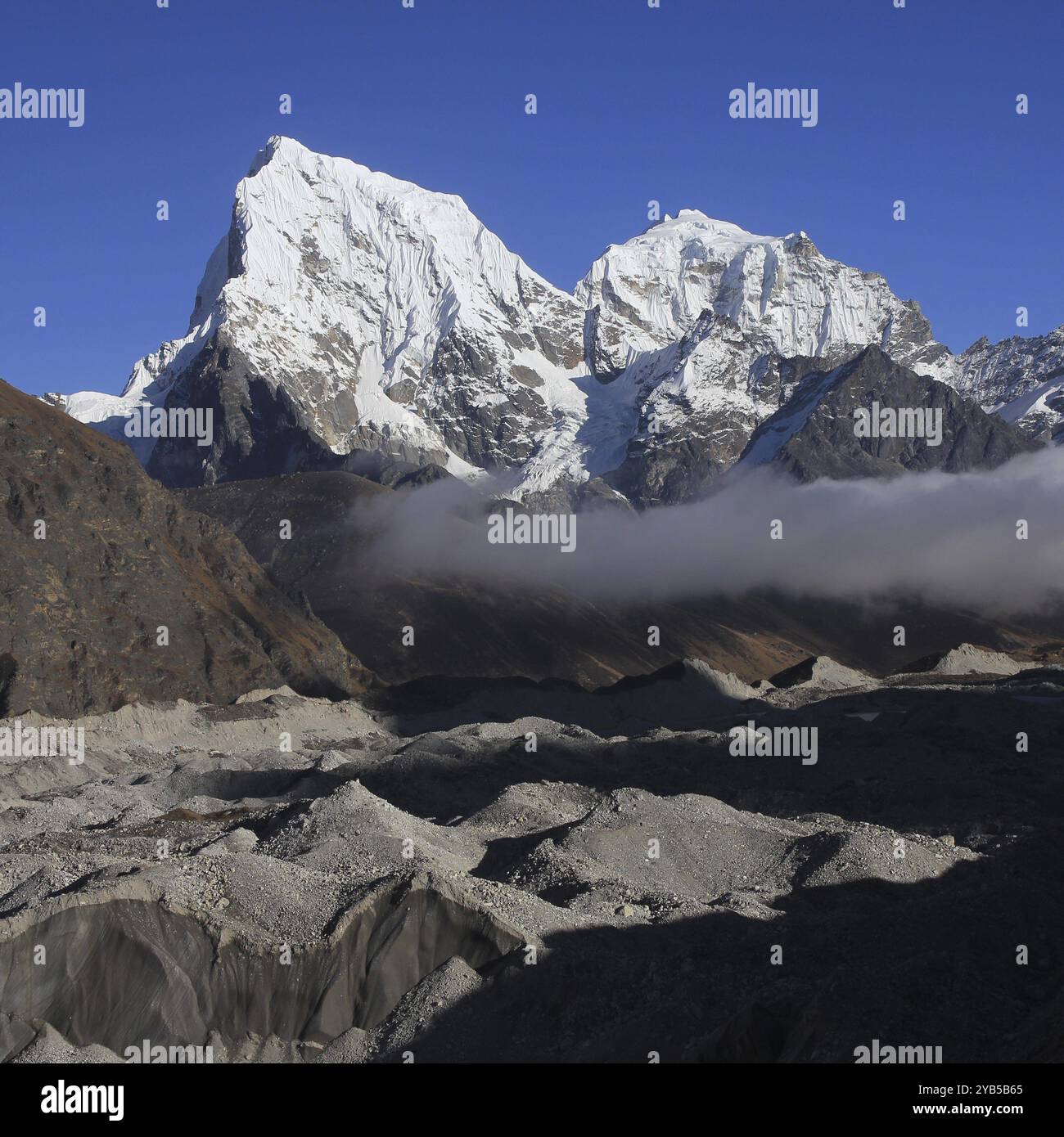 Ngozumba Gletscher und hohe Berge Cholatse und Tobuche, Nepal, Asien Stockfoto