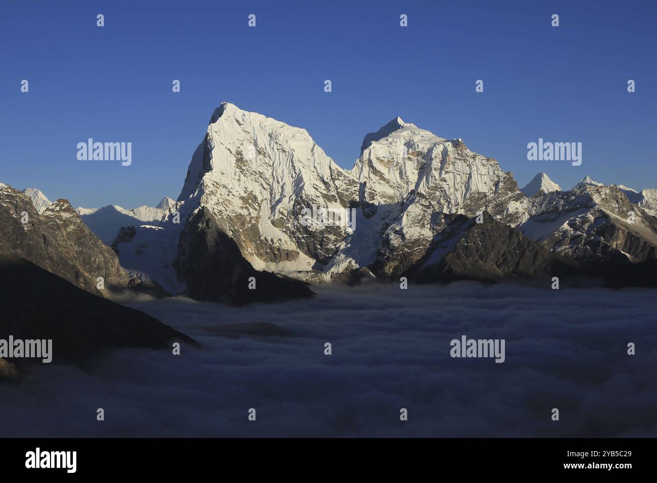 Sonnendurchflutete Berge Cholatse und Tobuche, Blick von Gokyo Ri, Nepal, Asien Stockfoto