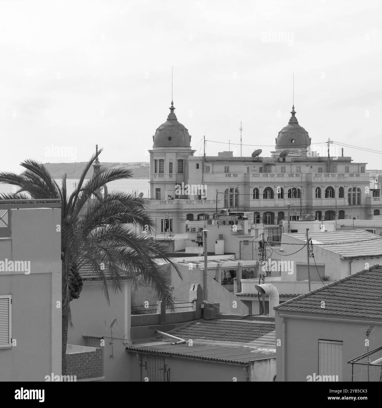 Alicante, spanien, Architektur, Gebäude, Außenanlagen, Handfläche, Schwarz, weiß, Monochrom, monochromatisch, wunderschön, Fenster, Fassade, Aussicht, Meer, Wasser, trave Stockfoto